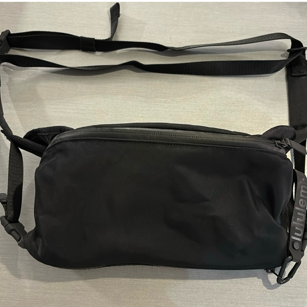 Lululemon Athletic all hours belt bag in black EUC